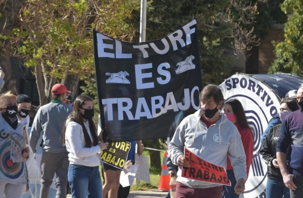 Protestan en Casa de Gobierno para que regrese el turf