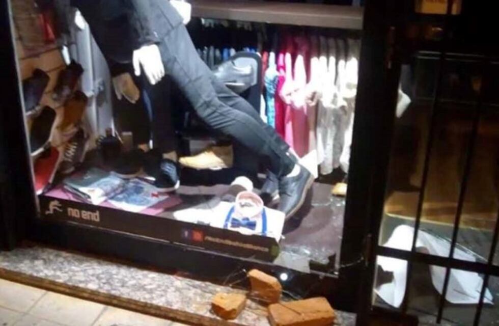 Rompió dos vidrieras a ladrillazos para poder robar