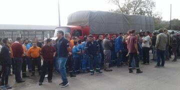 Tensión en la puerta de Electrolux entre empleados y cesanteados\u002E (@LuchojCaceres)