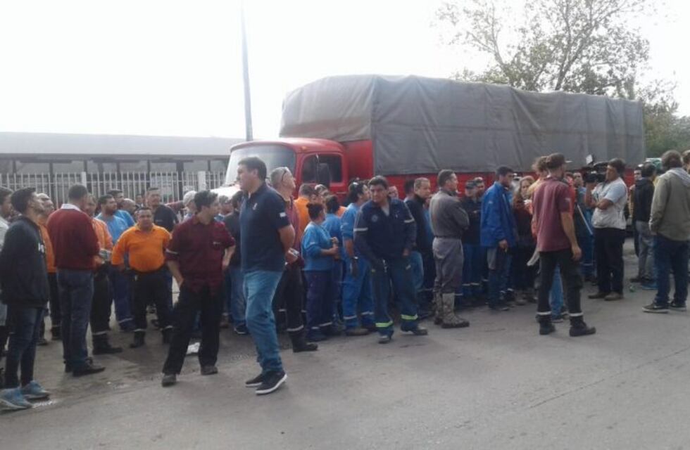 Hubo tensión entre empleados y despedidos de la firma Electrolux