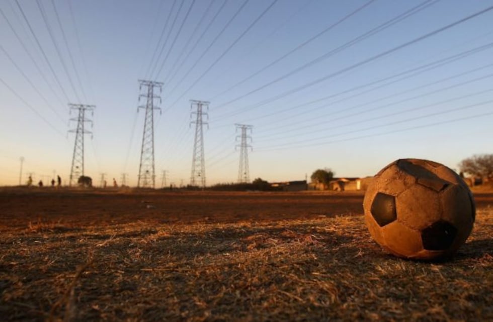 #Mevoyaquedarenmicasa: los agarraron jugando al fútbol y les hicieron repetir la consigna de la cuarentena