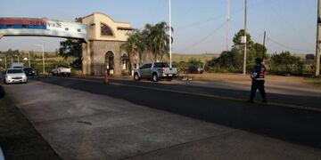 Arco de ingreso a Misiones con vigilancia policial en el límite con la vecina provincia de Corrientes\u002E (MisionesOnline)