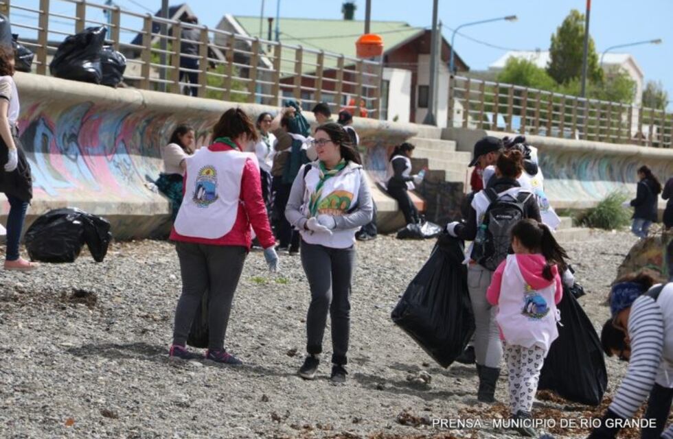 Plogging en el fin del mundo: Ushuaia se suma a la iniciativa mundial