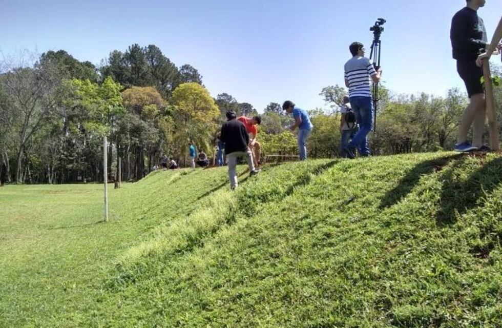 Celebrando la primavera, estudiantes plantaron arboles en el Salto Berrondo