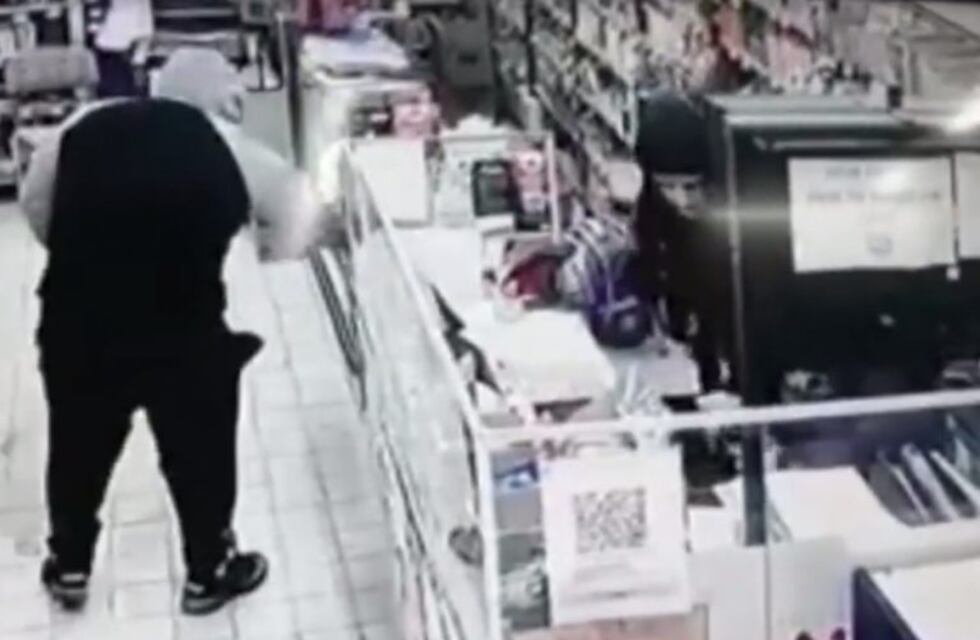 Robaron una perfumería, quedaron registrados por la cámara de vigilancia pero continúan en libertad