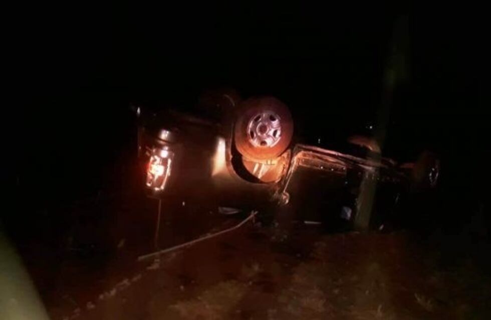 Una camioneta volcó y dejó a dos personas lesionadas