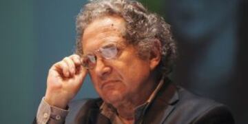 (FILES) This file photo taken on August 03, 2011 shows Argentine writer Ricardo Piglia during an event where he received the Romulo Gallegos Award, in Caracas, for his novel