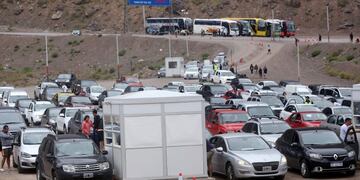 Argentine faithfuls attempting to be close to Pope Francis by crossing the Andes, wait at the Paso Internacional Los Libertadores custom in the Chile-Argentina border on January 13, 2018\u002E\nPope Francis will be visiting Chile from January 15 to 18\u002E / AFP PHOTO / CLAUDIO REYES