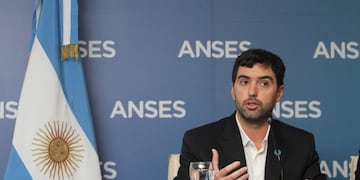 DYN49, BUENOS AIRES 16/08/2017, EL JEFE DE GABINETE MARCOS PEÑA, Y EL DIRECTOR EJECUTIVO DE LA ANSES, EMILIO BASAVILBASOY EL MINISTRO DE TRABAJO JORGE TRIACA EN CONFERENCIA DE PRENSA EN EL MARCO DEL ANUNCIO DEL INCREMENTO DE LA MOVILIDAD JUBILATORIA CORRESPONDIENTE AL MES DE SEPTIEMBRE\u002EFOTO:DYN/TONY GOMEZ\u002E
