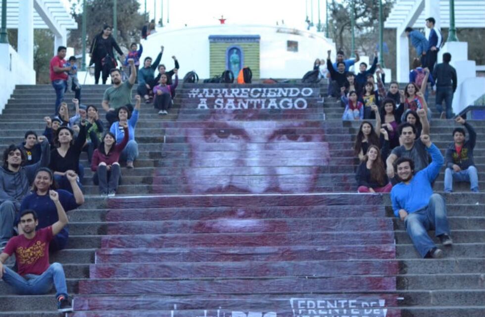 Intervención en las escalinatas del Parque Sarmiento pidiendo la aparición de Maldonado