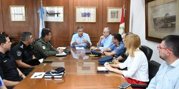 Reunión por seguridad entre concejales, parte del gabinete, el senador Alcides Calvo, la policía y el intendente Luis Castellano\u002E (Prensa Municipalidad de Rafaela)