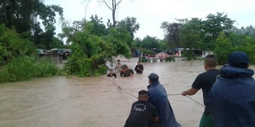 Ya son siete las familias evacuadas por las inundaciones en Orán y Tartagal\u002E (Policía de Salta)