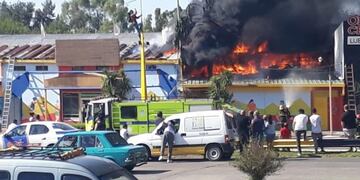 Ringuelet: se incendia una tienda de artículos de camping