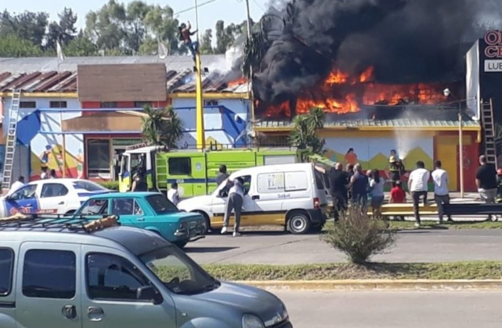 Ringuelet: se incendiaron cuatro locales comerciales por razones que aún se desconocen