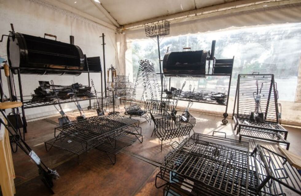 Exponen y venden trabajos realizados en talleres de las cárceles