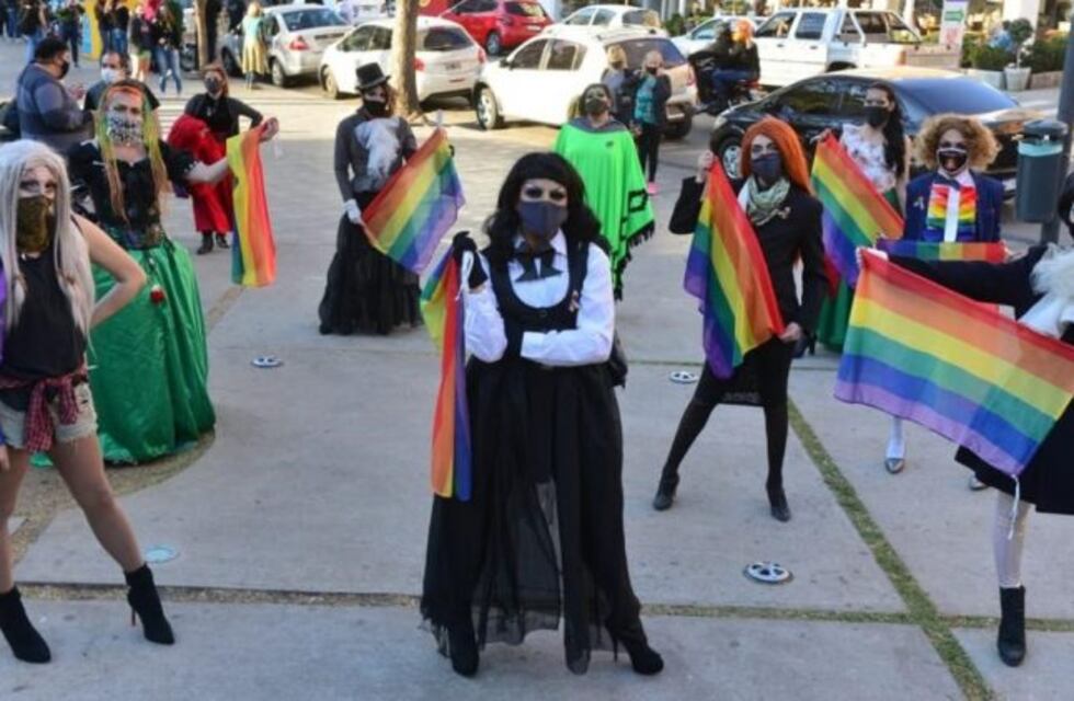 Banderazo en Córdoba por el aniversario del matrimonio igualitario