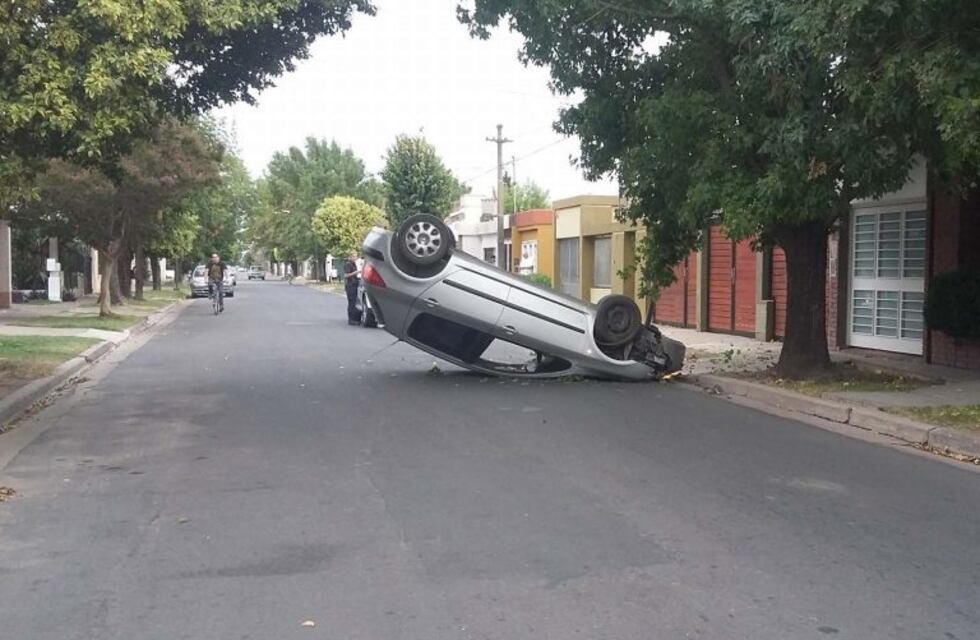 Chocó contra una columna de luz y terminó con el auto dado vuelta