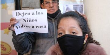 Familiares y amigos de la joven reclamaron frente a las oficinas de la Dirección de Niñez\u002E