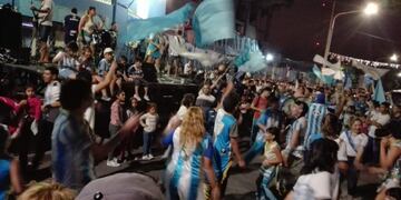 Hinchas de Atlético fueron hasta el club para celebrar la llegada del cumpleaños número 116 del Decano\u002E