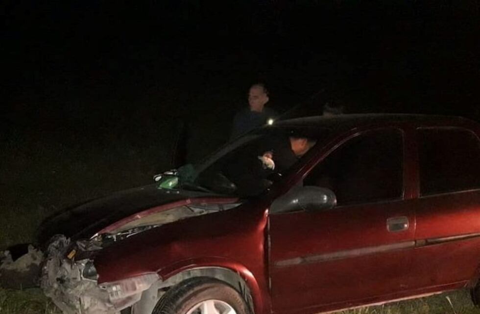 Accidente entre un camión y un automóvil sobre la ruta 19
