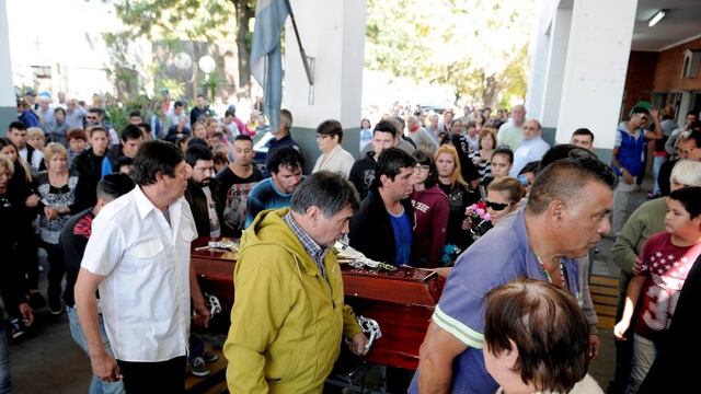 DYN603, BUENOS AIRES 29/04/2017, FAMILIARES Y AMIGOS DE ARACELI FULLES, DESPIDEN LOS RESTOS DE LA JOVEN, VICTIMA DE FEMICIDIO, EN EL CEMENTERIO MUNICIPAL DE SAN MARTIN.nFOTO: DYN/PABLO AHARONIAN.