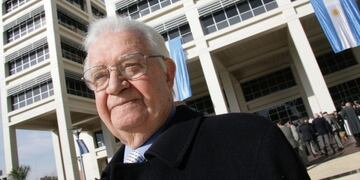 El ex gobernador en una rueda de prensa en su segundo mandato\u002E