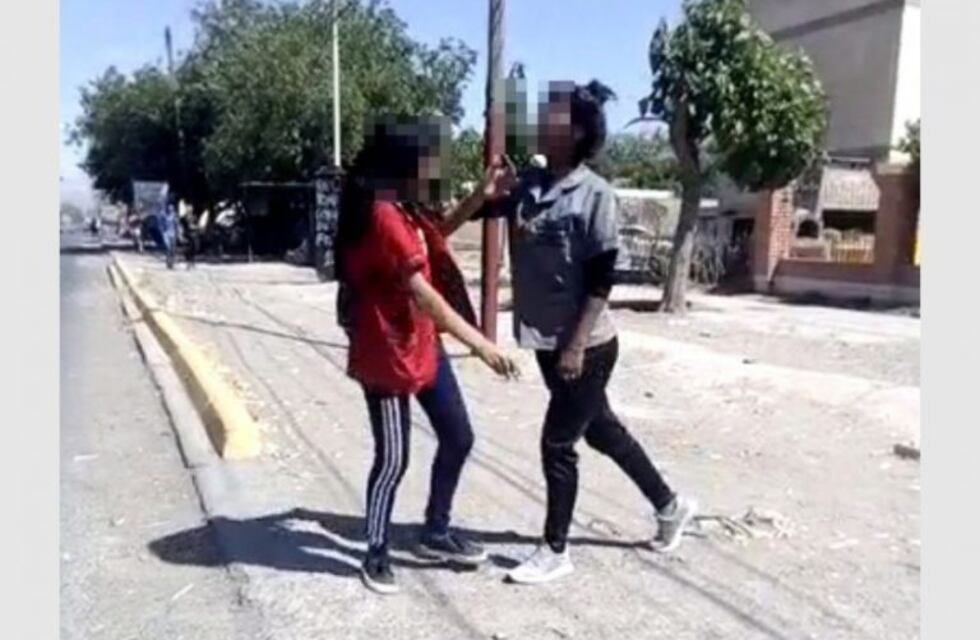 Una alumna le dio una golpiza a otra por no querer hacer una tarea de la escuela