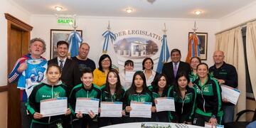 Juan Carlos Arcando y equipo de fútbol femenino