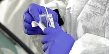 A nurse holds a patient's freshly collected nasal swab at a coronavirus disease (COVID-19) drive-thru testing site at Froedtert North Hills Health Center in Menomonee Falls, Wisconsin, U\u002ES\u002E, October 18, 2020\u002E REUTERS/Bing Guan