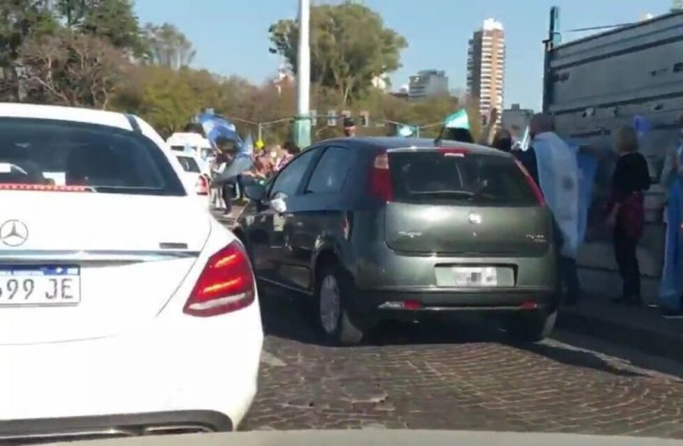 Caravana de autos apoyó protesta contra el Gobierno nacional en Rosario