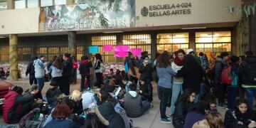 Alumnos hicieron una sentada en reclamo a la Dirección General de Escuelas\u002E Foto: Ignacio Blanco/ Los Andes)