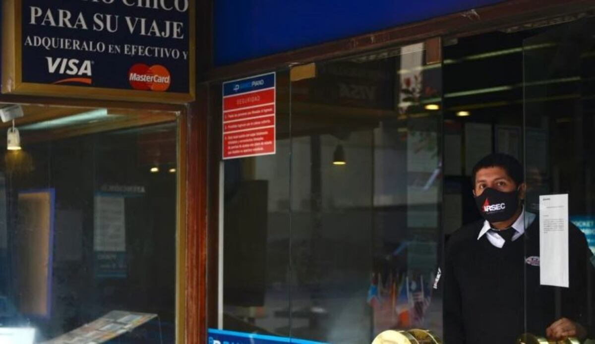 Los bancos advierten que no se podrá comprar dólares hasta octubre (Foto: Clarín)
