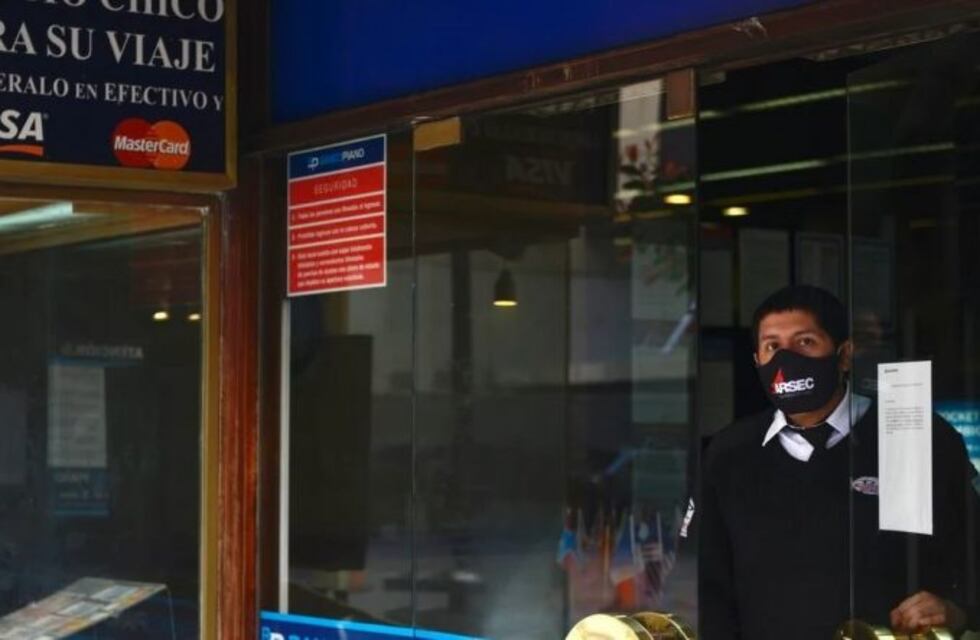 Los bancos advierten que no se podrá comprar dólares hasta octubre