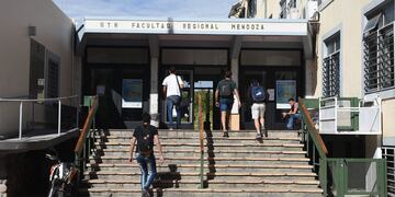 Al igual que la UNCuyo, la UTN tampoco pedirá pase sanitario para el cursado presencial. Foto: Archivo Los Andes.