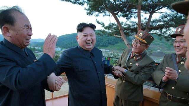 This picture taken on May 14, 2017 and released from North Korea's official Korean Central News Agency (KCNA) on May 15 shows North Korean leader Kim Jong-Un (2nd L) reacting during a test launch of a ground-to-ground medium long-range strategic ballistic rocket Hwasong-12 at an undisclosed location. / AFP PHOTO / KCNA VIA KNS / STR / South Korea OUT / REPUBLIC OF KOREA OUT   ---EDITORS NOTE--- RESTRICTED TO EDITORIAL USE - MANDATORY CREDIT