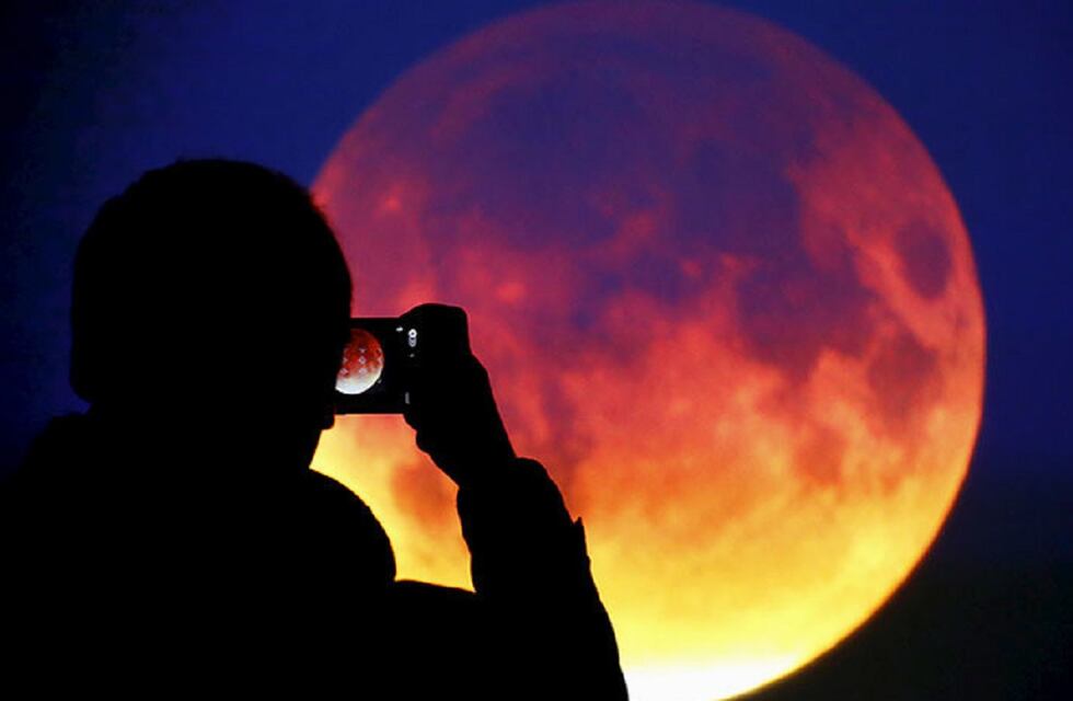 Este viernes es el último eclipse lunar del 2021, pero casi no se verá desde Mendoza