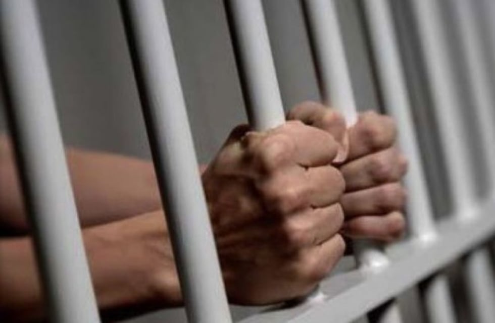 Irá a la cárcel por abusar de su hija adoptiva