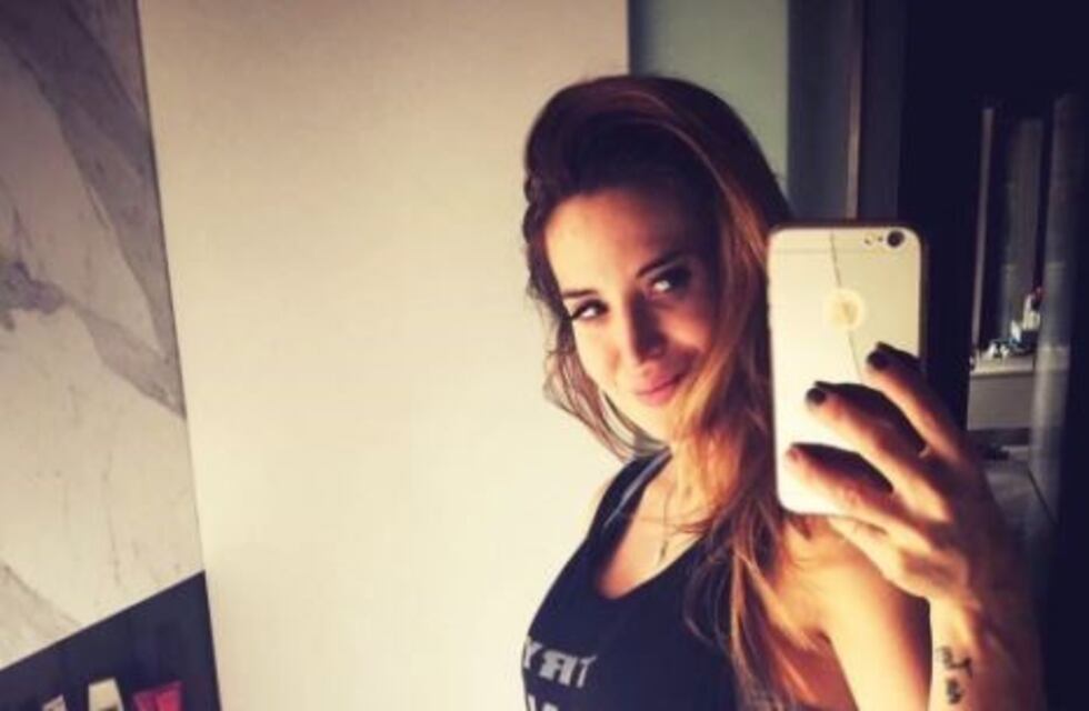 El topless de Jésica Cirio para mostrar su pancita de seis meses y medio