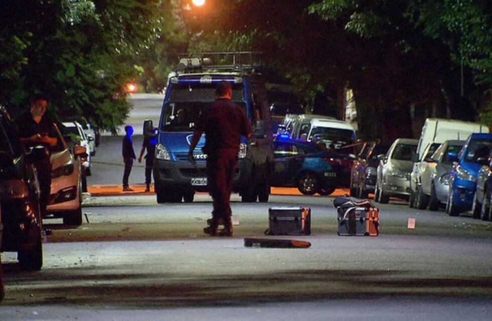 Un prefecto herido y un delincuente muerto tras un intento de asalto en Parque Chacabuco