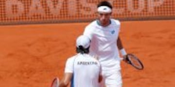 BAS16. BUENOS AIRES (ARGENTINA), 04/02/2017.- Los tenistas argentinos de Copa Davis Carlos Berlocq (i) y Leonardo Mayer (d) enfrentan a los italiano Fabio Fognini y Simone Bolelli hoy, su00e1bado 4 de febrero de 2017, durante un partido de dobles de la elimin