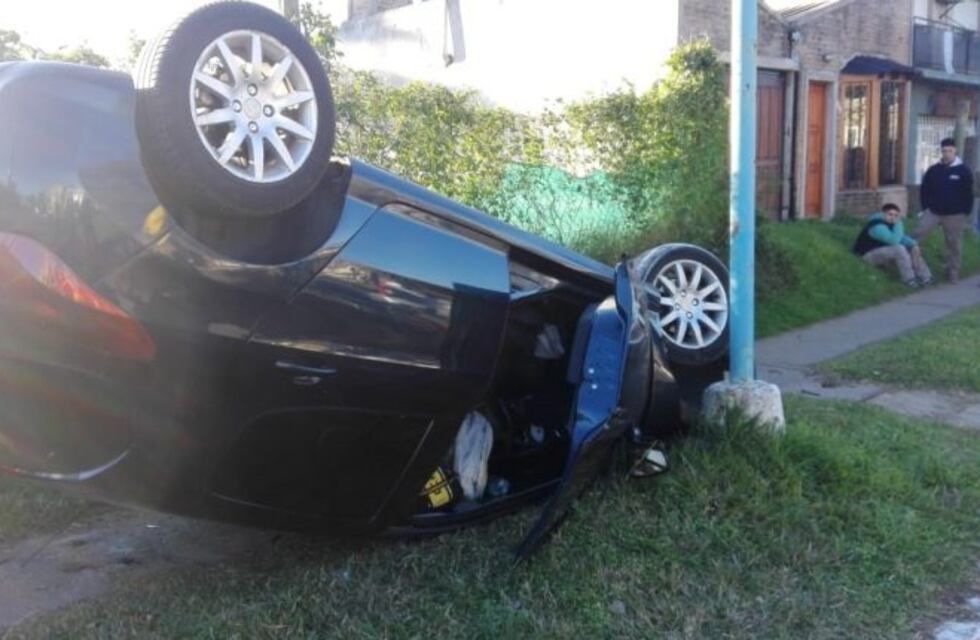 Sufrió un ataque de presión y terminó volcando con su automóvil