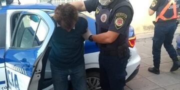 El dueño del establecimiento y dos parroquianos fueron detenidos\u002E