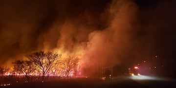 Impresionante incendio en la autopista Córdoba-Carlos Paz\u002E (Foto: Javier Ferreyra)