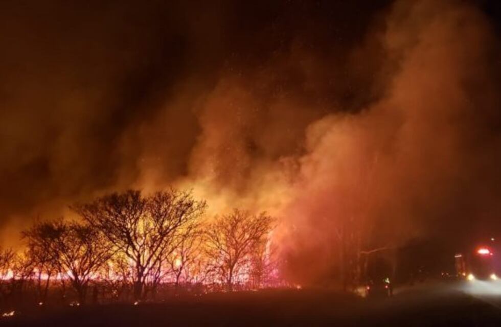 Levantan el corte total en la autopista Córdoba-Carlos Paz por el impresionante incendio