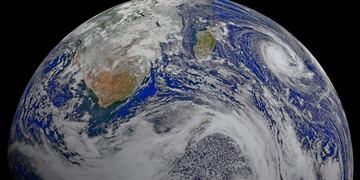 This image provided by NASA Data from six orbits of the Suomi-NPP spacecraft on April 9, 2015 have been assembled into this perspective composite of southern Africa and the surrounding oceans\u002E Tropical Cyclone Joalane is seen over the Indian Ocean\u002E The image was created by the Ocean Biology Processing Group at NASA's Goddard Space Flight Center in Greenbelt, Maryland\u002E (NASA via AP) imagen satelital del planeta tierra satelite Suomi NPP