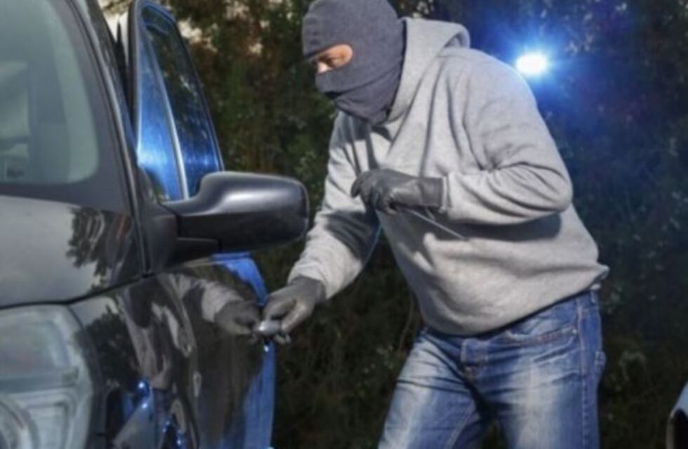 Robaron dinero en efectivo y cheques de una camioneta