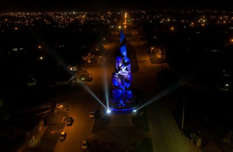Se ilumina el Monumento a los Veteranos de Malvinas en Quequén