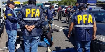 Un delincuente se tiró desde un puente en la autopista 25 de Mayo para intentar escapar de la Policía (@domenech_news)