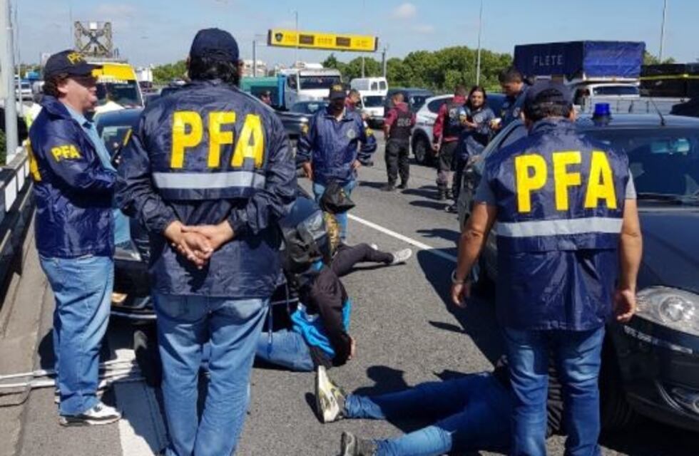 Se tiró desde un puente en la autopista 25 de Mayo para intentar escapar de la Policía