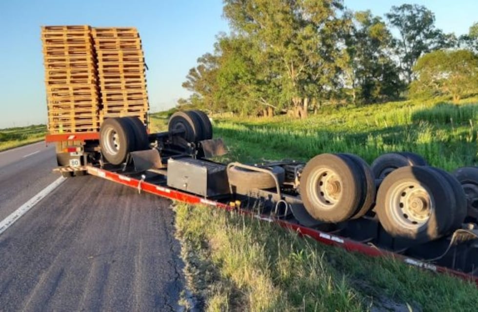 Ruta 14: un camión volcó su carga esta madrugada